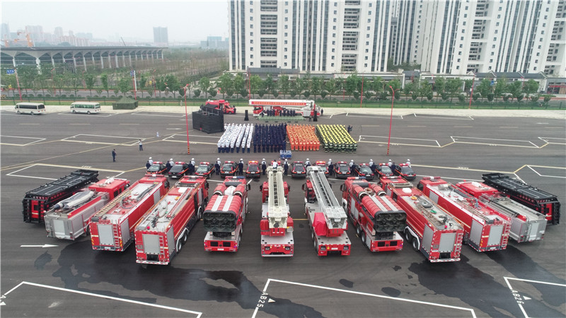 消防車(chē)動(dòng)員現(xiàn)場(chǎng)